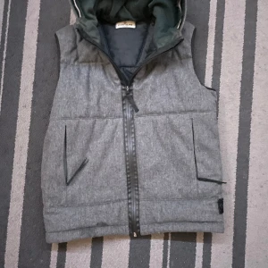 Stone Island Väst - Hej ! Säljer min Stone Island väst pga passar inte mig längre skick 10/10 storlek small skriv om du har några funderingar.