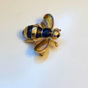 Brosch  - Fin brosch föreställande ett bi 