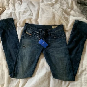 Diesel jeans! - Ett par Diesel💗. Dom är köpta hör på Plick. Har klippt dom lite där nere för dom var för långa men absulut inget man märker! Två gamla hål från förra ägaren men ja tycker bara de är snyggt (Man kan se hålen på bild 1 o 2 ) innerbensländ: 73 midjemått: 38💗
