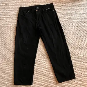 Svarta sweet sktbs jeans i stl XL med några fläckar som går bort i tvätten pris är inte fast