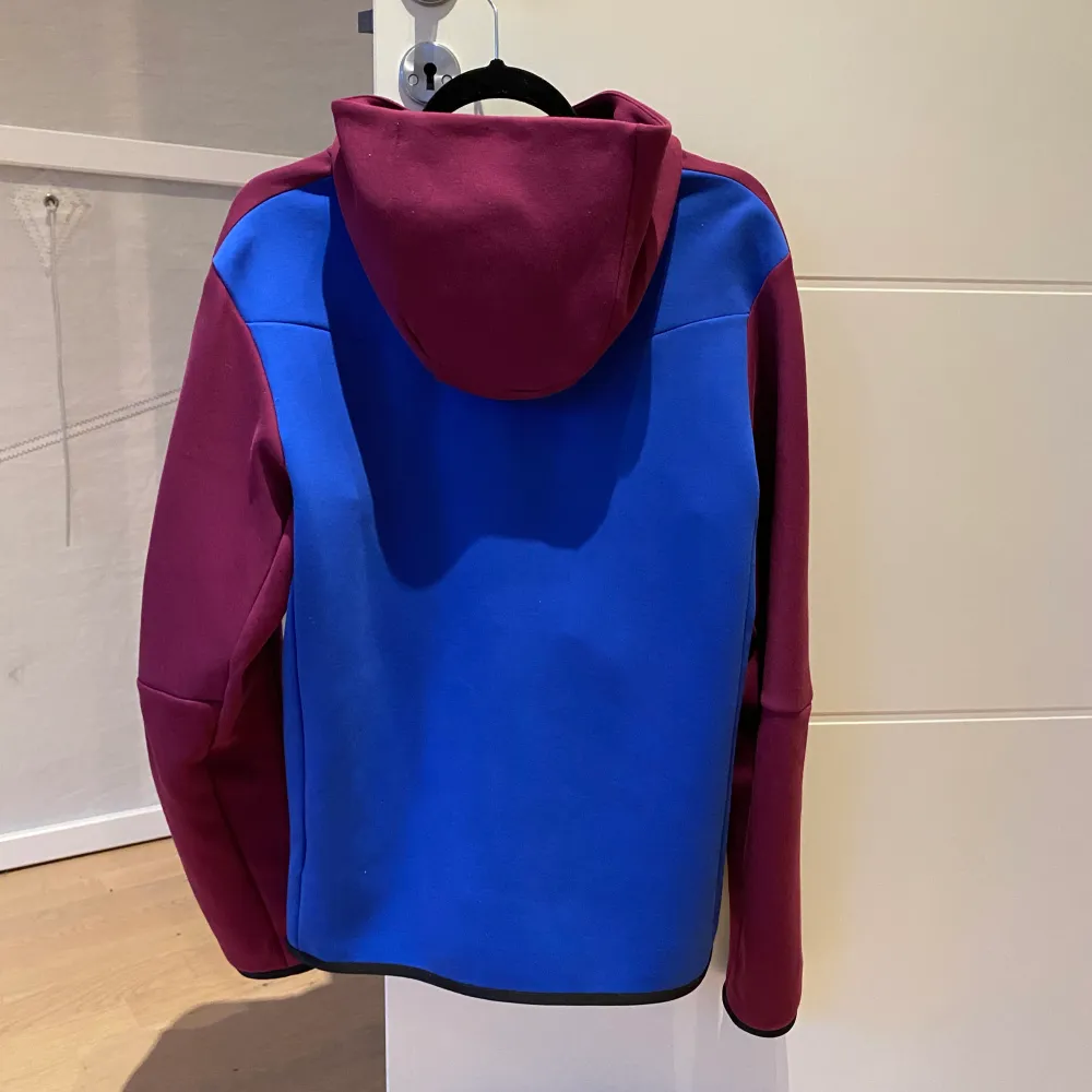 En Nike Tech Fleece tröja som är i väldigt bra skick i princip nyskick. Den är ”royale blue” och lila i storlek S.   En Röd Nike zip hoodie i storlek S även den i fint skick.   500kr för den först och 400kr för röda 800kr för båda.. Hoodies.