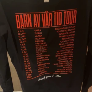 Hov1-barn av vår tid  - Säljer denna Hov1 merch köpt på deras konsert på Skansen förra året. Använd ett få tal gånger. Super skön och i jättebra skick. Köpt för 800kr. Priset går självklart att diskutera. Hör av dig kring frågor eller annat👑❤️