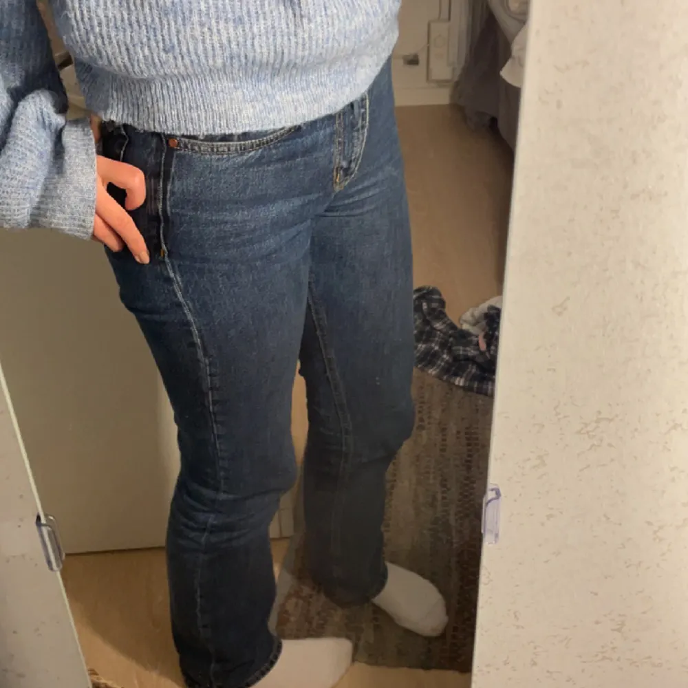 Ett par snygga mörkblå jeans ifrån Bikbok i storlek 34 💙. Jeans & Byxor.