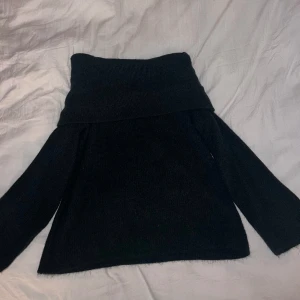 Stickad off-shoulder tröja - Tröjan är från Hm, har aldrig använt den och säljer pga att den inte riktigt är min stil💕den är mörk grön men syns inte riktigt på bild