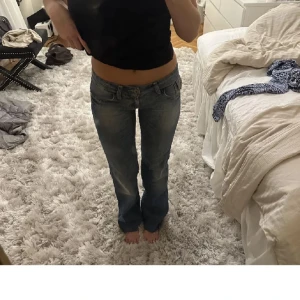 Låg midjade jeans - Köpte dessa as snygga jeans från plick men tyvärr blev de försmå innerbenslängd 76 och midja 36. Tryck på köp nu!! Men kontakta innan💞