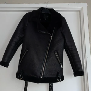 Skinn/pälsjacka - Jätte fin jacka som är i bra skick, använd få gånger. Storlek 36 men är oversized.