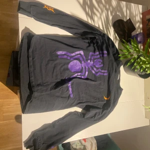 Alien Body Tröja - Longsleeve från Alien Body, ascoola tryck på framsida, armar och baksida.