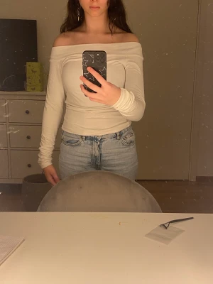 Vit off shoulder tröja  - En vit off shoulder tröja som från Bik Bok jag säljer eftersom att den aldrig har kommit till andvändning. Den är i mycket bra skick. Ordinarie pris 300kr. 💓
