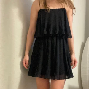 Svart klänning M - Svart volangklänning Zara M. Passar även mig som är S!