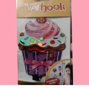 Söt väggkrok 🧁💗 - En helt ny muffins väggkrok med klister på baksidan som man kan använda för att hänga lättare föremål som accessoarer. Skriv gärna vid frågor eller intresse! 😊💗