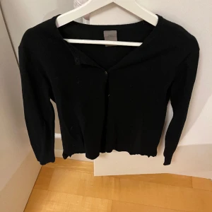 Basic svart kofta - Svart kofta som är för liten. Inga defekter