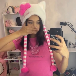 Vinter huvudbodnader - Inte helt säker om jag vill sälja men om nan är intresserad sa ksk ja kan katt hatten kmr nog vara 130kr, vita muffar 70kr och svarta muffar 70kr. 🤍🤍Priserna är dock nt fasta för ja nt e säker än skriv t mig om ni är intresserade!🤍🤍