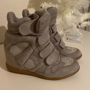 Skor - Säljer dessa isabel Marant skor! Jag är inte helt säker på om dom är äkta så därför så lågt pris💕