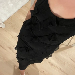 Volangklänning - Perfekt till jul & nyår, oanvänd med lapparna kvar