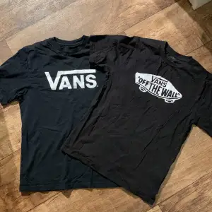 Två svarta t-shirts med vitt tryck från Vans, inga defekter. Båda är storlek L men gissar på att det är barnstorlekar eftersom de inte är så stora på mig med storlek S (bild 3). 