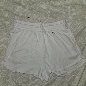 Mjukisshorts - Mjukisshorts använda 1 gång, mycket bra skick! ❤️ krämvit/ljusbeige