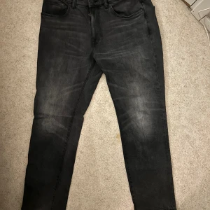 Jeans Grå - Gråa/Svarta jeans i hög kvalité! Endast använda ett fåtal gånger. Mitt pris är 200kr men går att diskuterad vid snabb affär.🤝Storleken är 33/32.