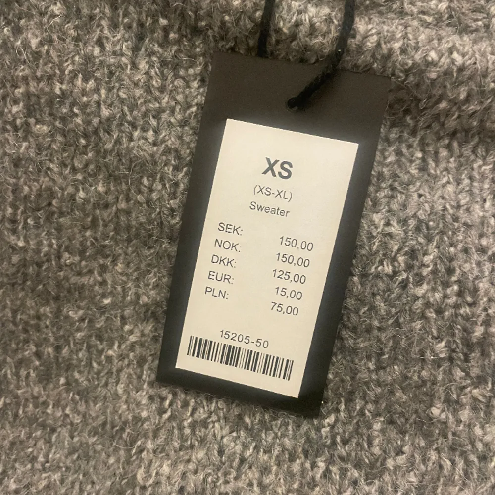 Säljer denna helt oanvända gråa stickade tröjan från Lager 157. Lappen är kvar! ⭐️FRI FRAKT i 7 dagar⭐️. Stickat.