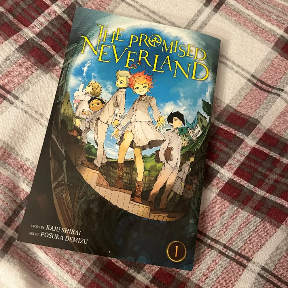 The promised Neverland, bok 1.  Den är o ganska bra skick men lite vikt på framsidan och varit lite blöt inuti så lite skrynklig. . Övrigt.