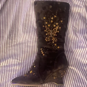 Klacksko  - Snygg sko men 6-7cm klack. Det är storlek 39 men jag har storlek 38 och dom sitter bra på mig🎀