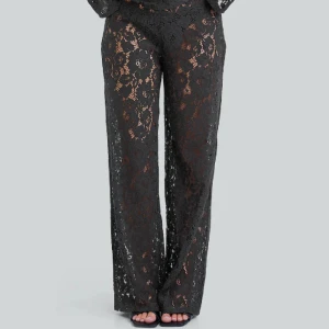 Spets byxor  - Helt oanvända eftertraktade spetsbyxor från bikbok med lappen kvar💗