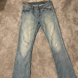 Säljer nu dessa ljusblåa lågmidjade utsvängda jeans i storlek 27/32. Passar perfekt men används inte så mycket💕inte alls slitna  130kr plus frakt 💕💕