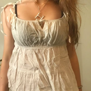 Vit topp 🤍 - Nu säljer jag denna vita topp från SHEIN i storlek XS 🤍 Endast använd några få gånger 