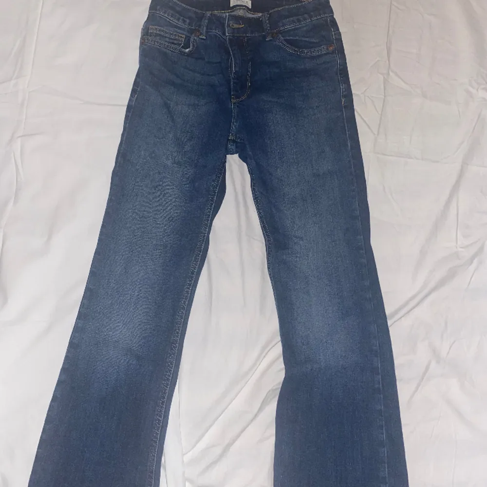 så fina low waisted jeans från lindex som säljes pga de inte kommer till användning midjemått tvärs över: 34 cm innerbenslängd:70cm. Jeans & Byxor.