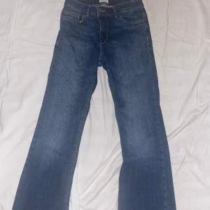 så fina low waisted jeans från lindex som säljes pga de inte kommer till användning midjemått tvärs över: 34 cm innerbenslängd:70cm