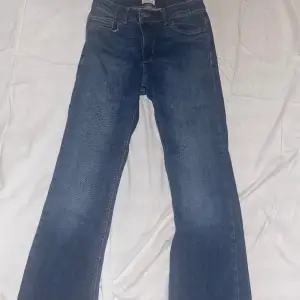 så fina low waisted jeans från lindex som säljes pga de inte kommer till användning midjemått tvärs över: 34 cm innerbenslängd:70cm
