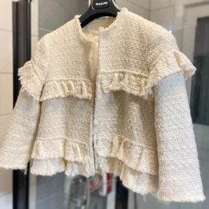 Kofta  - En snygg och modern trekvarts ärmad kofta, man kan använda den som jacka på sommaren. Ingen defekter och säljer endast för ett bra pris 🌟❤️