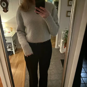 Stickad tröja - Jättefin gråbeige/vit stickad tröja från Zara, croppad i modellen. Använd fåtal gånger. 🩷 Köparen står för frakt 