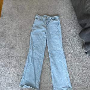 Ett par jätte fina ljusblå jeans i nyskick! Inte använda av mig men är köpta begagnade. Kan diskutera pris💙