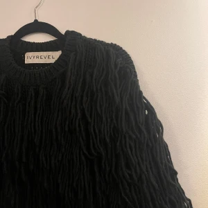 Tröja  - Tjocktröja med fluff🤍, svart stickad tröja. 