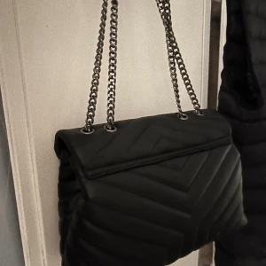 K. Cobler  - Jättefin väska i ny skick, köpt för 700kr, bäst bud vinner. Helt ny använd kanske 10 gånger. Från märket k.cobler