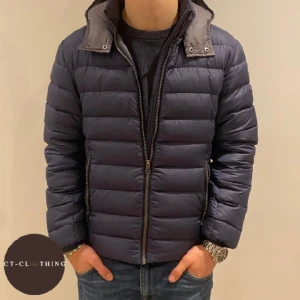 Vinterjacka Colmar - Säljer denna varma vinterjacka från Colmar i storlek S. Jackan är som ny (skick 9/10). Modellen är 176cm och 65kg. Hör av er vid intresse!🟫