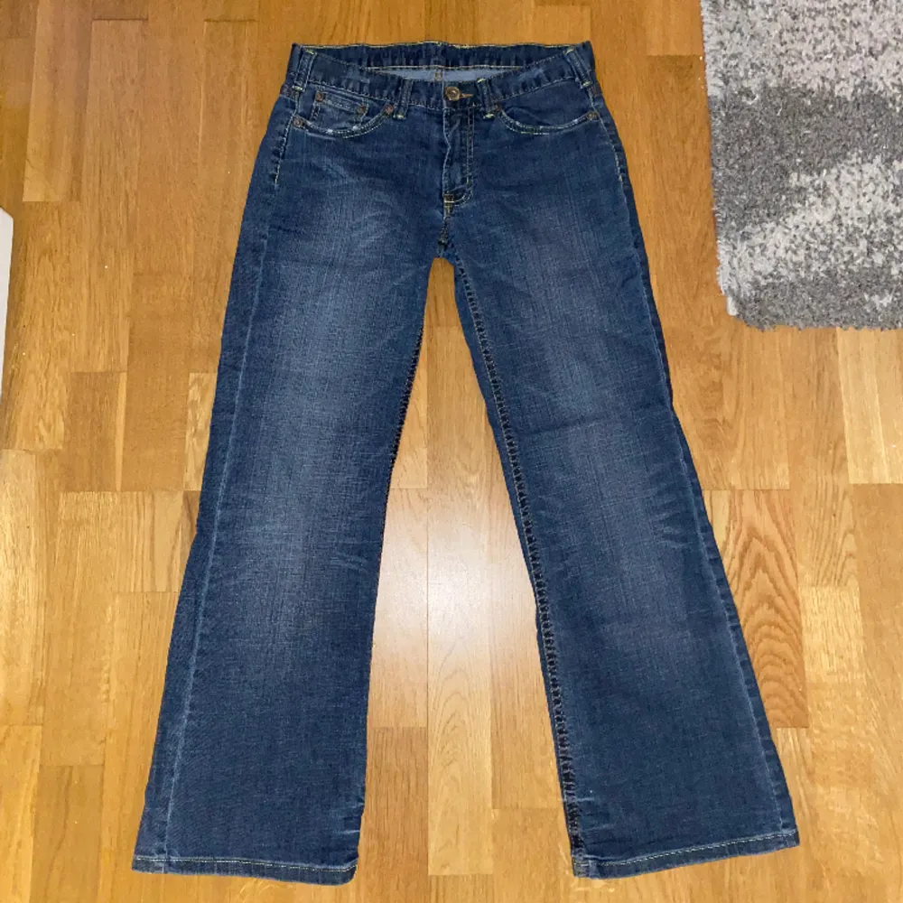 Storlek S. Svinsnygga jeans med coola fickor! Säljs då de tyvärr är för små för mig. För fler bilder/info så som mått osv, skriv i DM😇💓. Jeans & Byxor.