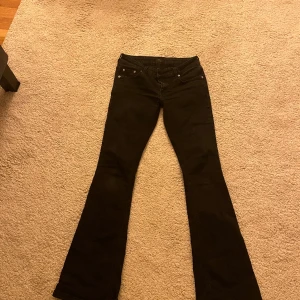 Nelly lågmidjade jeans - Säljer dessa då dom är lite stora på mig, fint skick💕