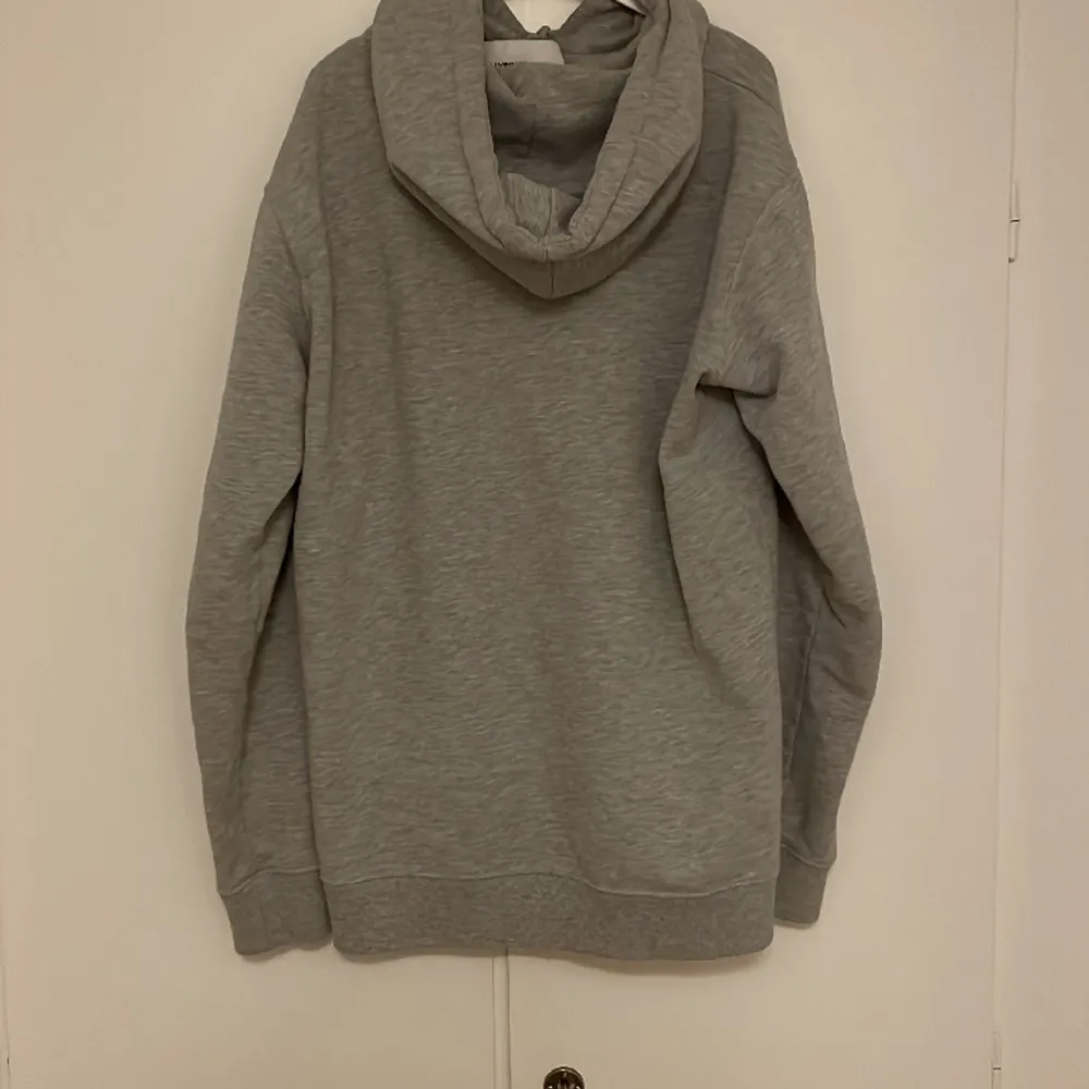 Säljer min Axel arigato hoodie i storlek S. Den är i mycket bra skick och har inga fel överhuvudtaget. Använd några gånger men är fortfarande helt fräsch. Nypris runt 1800.. Hoodies.