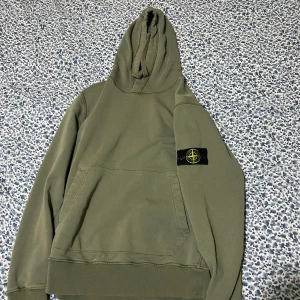 Stone island hoodie - Helt äkta men saknar dock kvitto då den köptes för ett tag sedan. Bra skick men finns lite tecken på användning. Storlek S men sitter lite större
