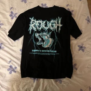 Svart tröja med tryck - Knappast använd, Storlek M men är som XL