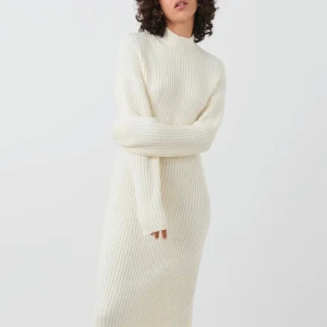 Stickad klänning  - Endast testad klänning, säljer pga väntat för länge innan retur. Jätte fin, men är inte så tajt som jag ville. Nypris 499kr