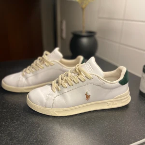 Polo Ralph Lauren sneakers  - Fina Ralph Lauren skor som min sambo använt tre/fyra gånger. Som nya 