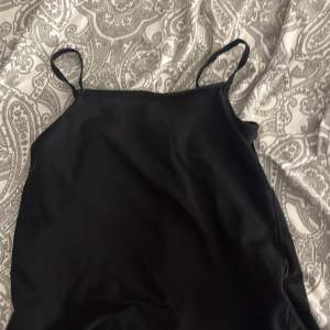 Nytta av ett gulligt litet linne? Säljer det här svarta linnet storlek XXS. Inte använd så mycket köptes för länge sen men är fortfarande bra skick! 