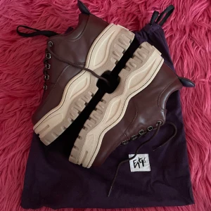 Eytys Angel Leather - Eytys angel leather sneakers i färgen Chocolate! Använda max 1 gång då de inte passade mig, därför i perfekt skick! Nypris runt 2500.