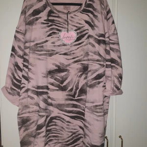 Snygg tröja - En ny tröja. Nypris 498 kr.  St S/M är väldigt generös i storleken.