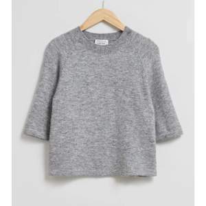 Säljer nu min snyggaste tröja från & other stories. Den är helt slutsåld och knappt använd då jag köpte den i somras.💗💗storlek xs men passar en s också🤗🤗kan tänka mig att sänka priset vid snabb affär!🫶🏻