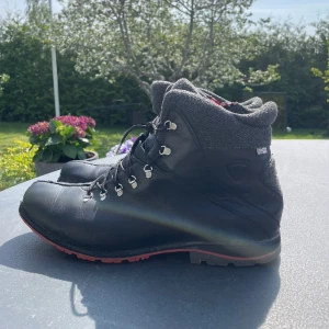 SVARTA ROSSIGNOL STÖVLAR I STORLEK 46 MED RÖDA DETALJER - ROSSIGNOL BOOTS Perfekta nu inför hösten och vintern. Rossignol är ett väldigt fint och dyrt franskt märke med bra kvalitet! Rossignol Boots storlek 46. De är i okej bra skick. Har täcken på användning men har varit väl omhändertagna. Nypris cirka 4500kr