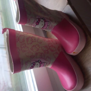 Gummistövlar Hello Kitty för flicka  - Gummistövlar Hello Kitty för flicka str 24. Pris 50kr.Välkommen