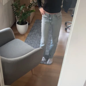 Lågmidjade jeans! - Ljusblå midwaist jeans från zara! Bra skick inte mycket använda, skriv om du har frågor! Tryck på köp nu!